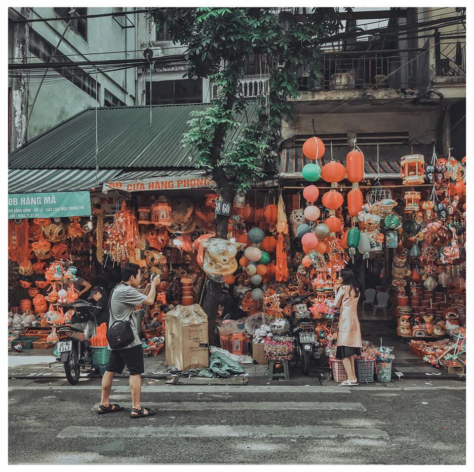 Hàng Mã "lên đồ" cũng là lúc giới trẻ đua nhau checkin để có được những tấm ảnh sống ảo rực rỡ. Ảnh: Facebook