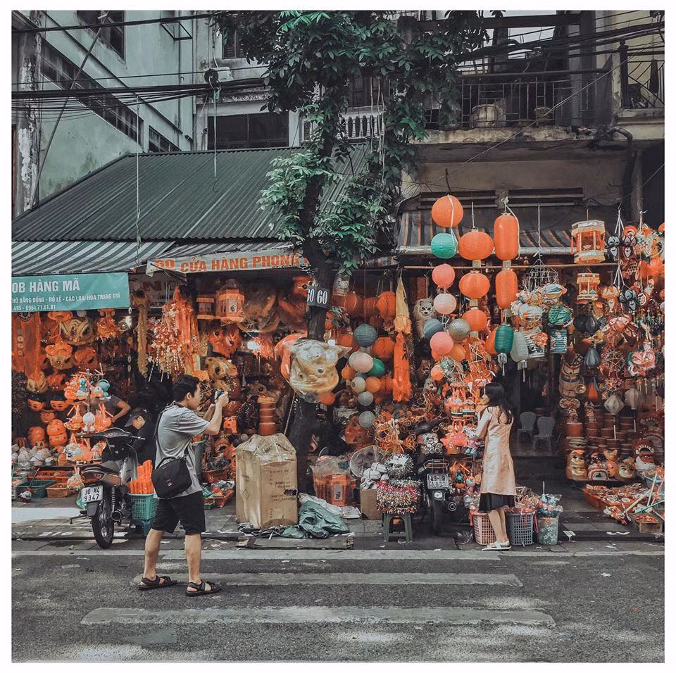 Hàng Mã "lên đồ" cũng là lúc giới trẻ đua nhau checkin để có được những tấm ảnh sống ảo rực rỡ. Ảnh: Facebook