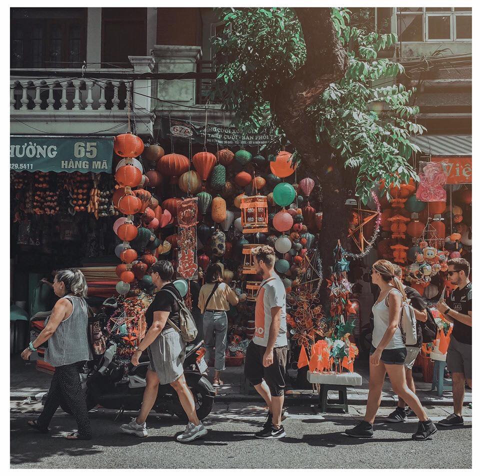 Những món đồ thủ công xinh xắn được bày la liệt trong nhà và trên vỉa hè thu hút ánh nhìn tò mò của nhiều du khách nước ngoài. Ảnh: Facebook