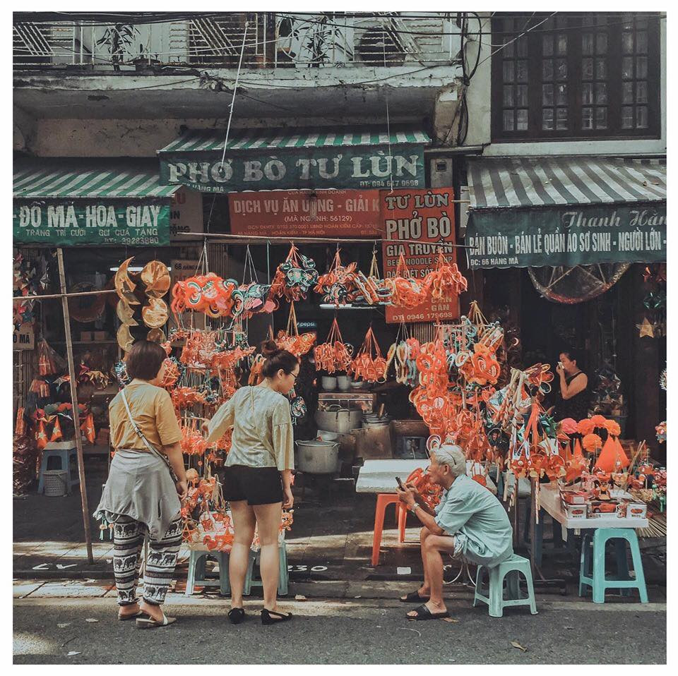 Các cửa hàng trên con phố này tuy nhỏ hẹp nhưng lại chứa những món đồ chơi Trung thu là "cả một trời tuổi thơ" của biết bao thế hệ. Ảnh: Facebook