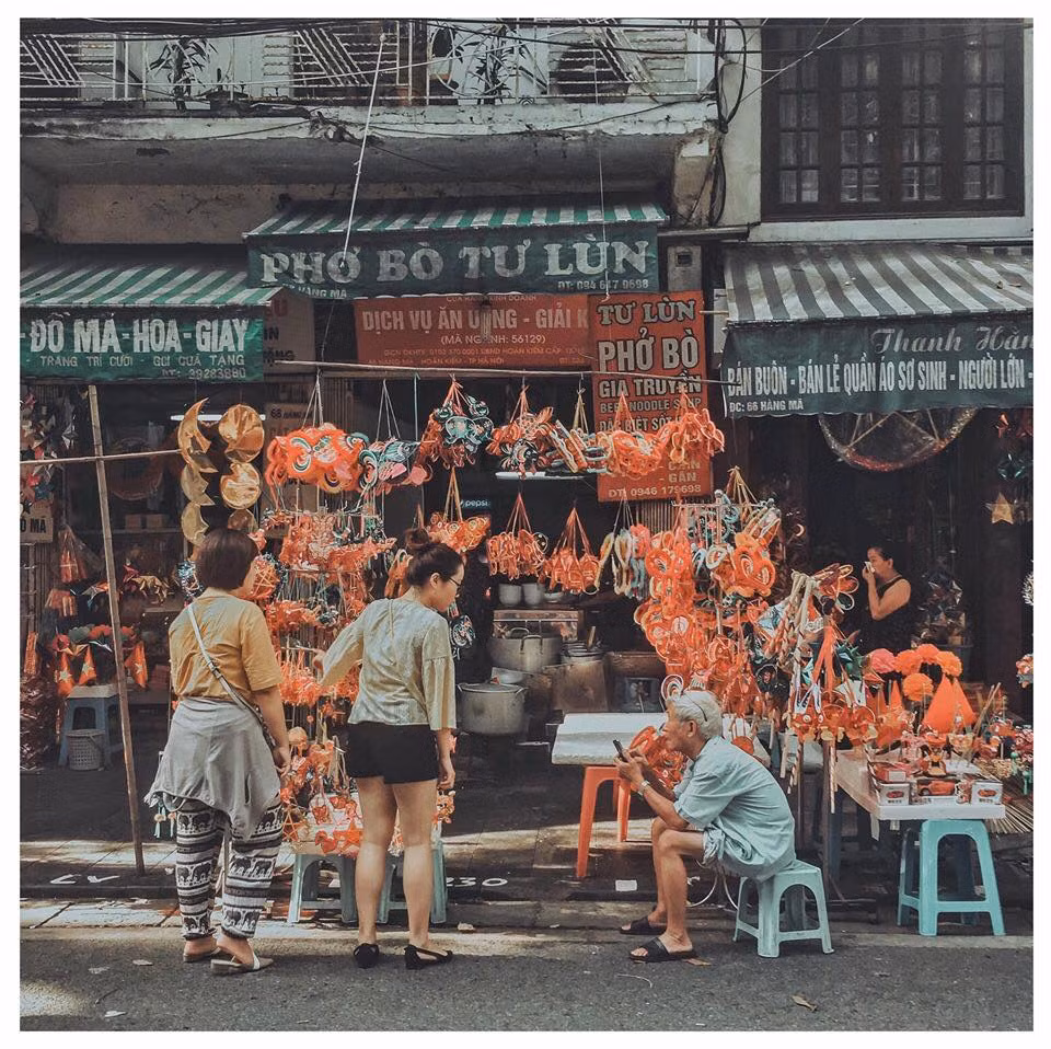 Các cửa hàng trên con phố này tuy nhỏ hẹp nhưng lại chứa những món đồ chơi Trung thu là "cả một trời tuổi thơ" của biết bao thế hệ. Ảnh: Facebook