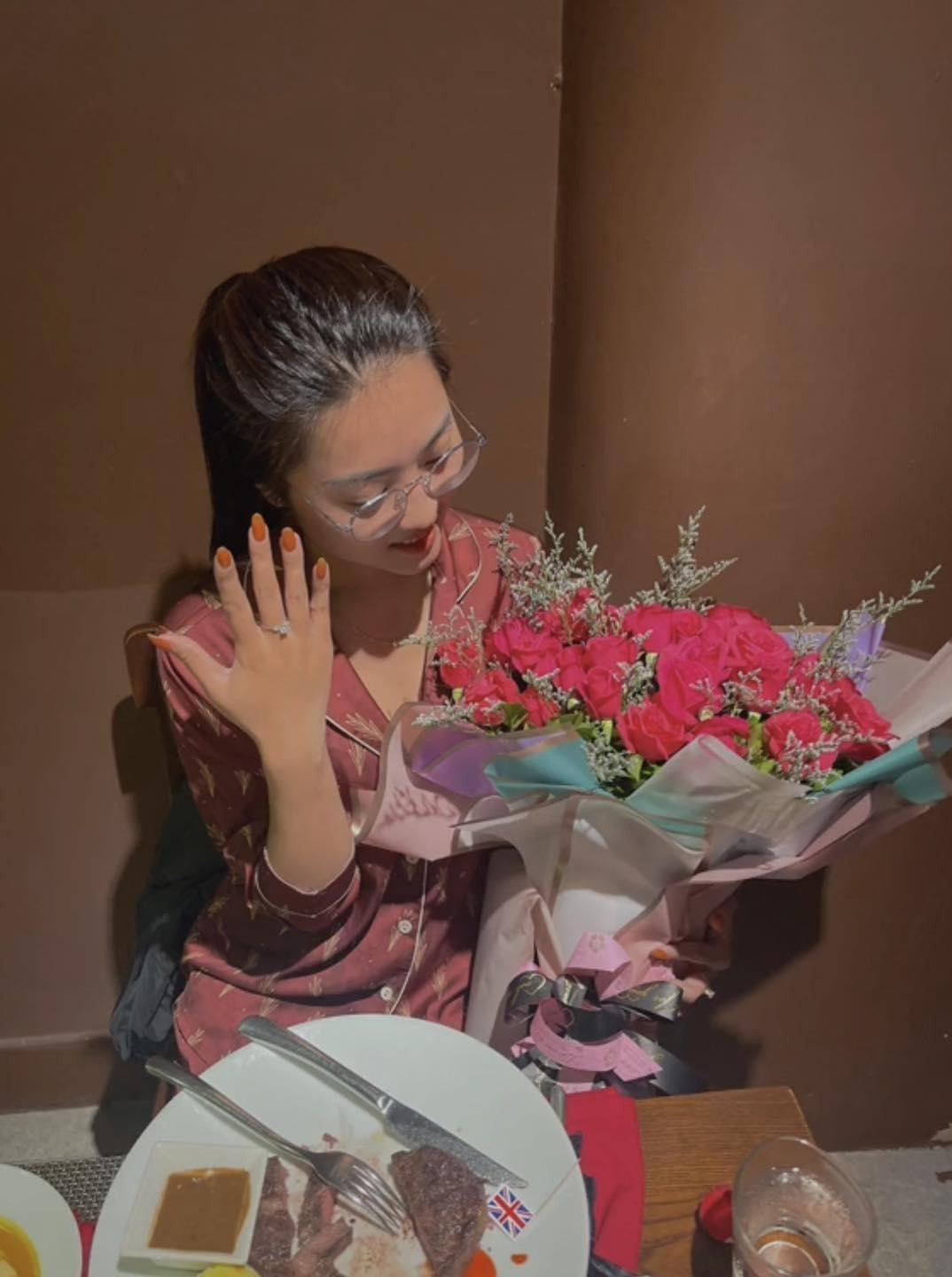 Màn check-in chiếc nhẫn cầu hôn trong bộ đồ ngủ khiến nhiều người không khỏi bật cười: "Haha buồn cười nhưng đáng yêu quá", "ngày được cầu hôn ai chả muốn mình xinh, thôi thì vậy mới đúng là bất ngờ, chúc 2 bạn trăm năm hạnh phúc".