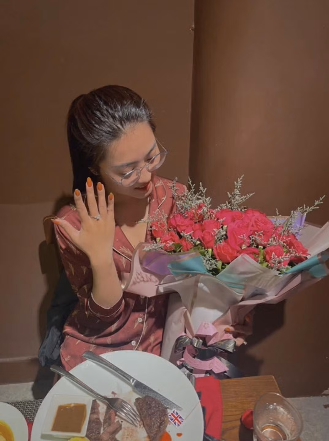 Màn check-in chiếc nhẫn cầu hôn trong bộ đồ ngủ khiến nhiều người không khỏi bật cười: "Haha buồn cười nhưng đáng yêu quá", "ngày được cầu hôn ai chả muốn mình xinh, thôi thì vậy mới đúng là bất ngờ, chúc 2 bạn trăm năm hạnh phúc".