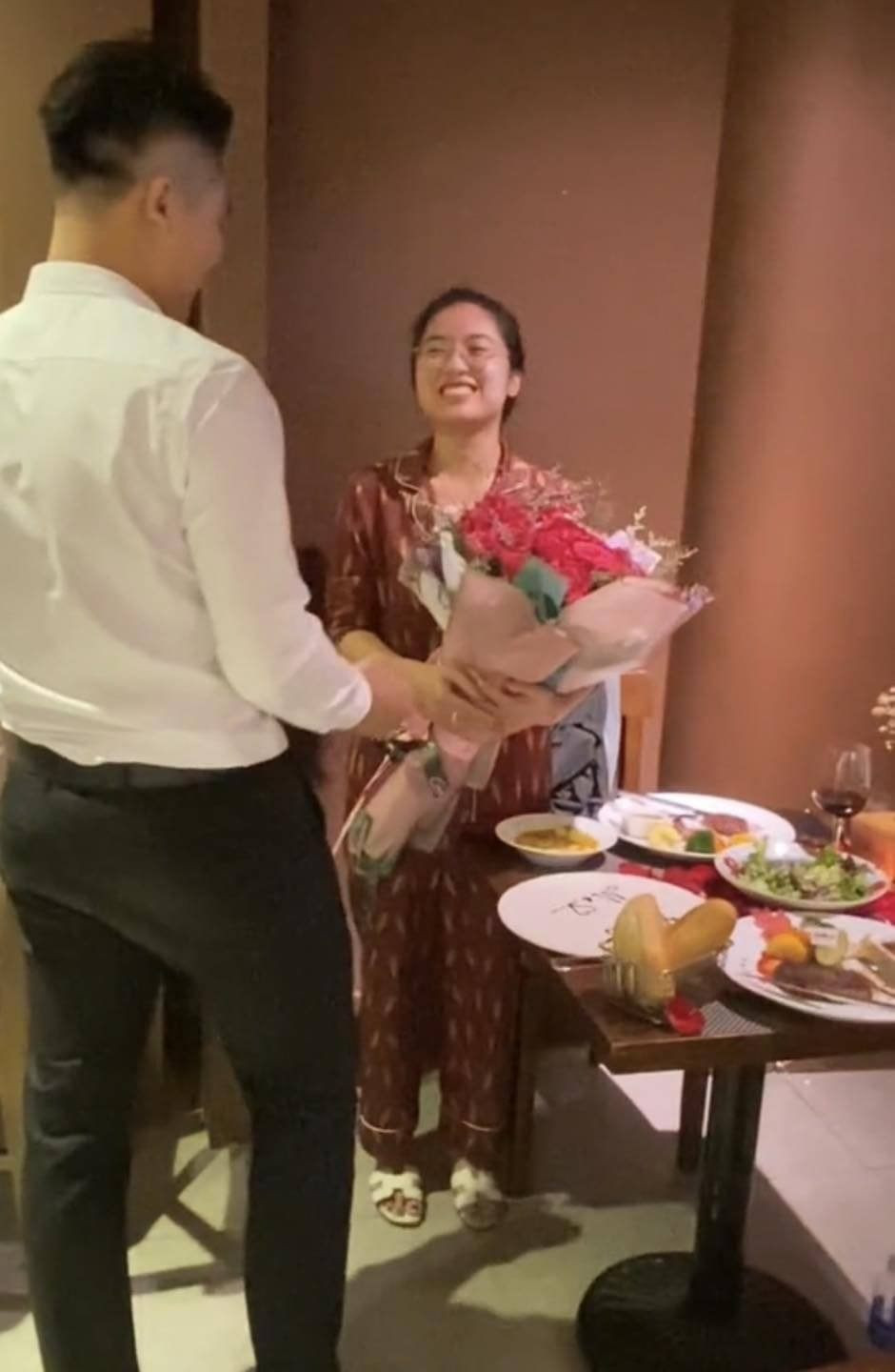 Tuy nhiên gương mặt cô nàng vẫn ánh lên niềm hạnh phúc khi tình yêu của mình đang sắp kết trái ngọt.