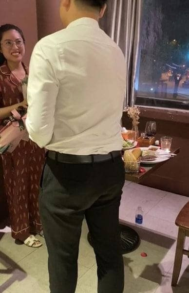 Bất ngờ bạn trai đứng ra ngoài, khi quay trở lại với bó hoa trên tay khiến cô gái không khỏi bất ngờ.