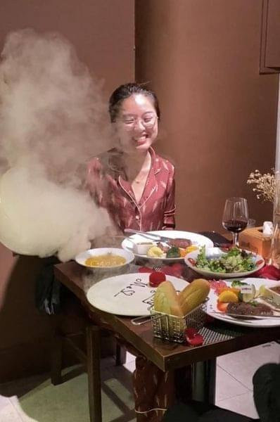 Bộ đồ có vẻ hơi lạc quẻ với nhà hàng khá sang trọng này, nhiều người cho rằng bình thường cặp đôi cũng thường đi ăn những địa chỉ bình dân hơn.