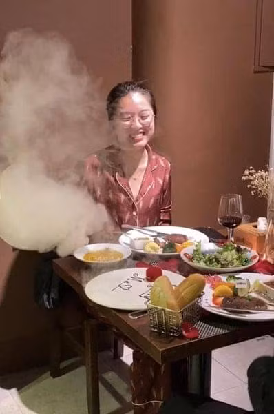 Bộ đồ có vẻ hơi lạc quẻ với nhà hàng khá sang trọng này, nhiều người cho rằng bình thường cặp đôi cũng thường đi ăn những địa chỉ bình dân hơn.