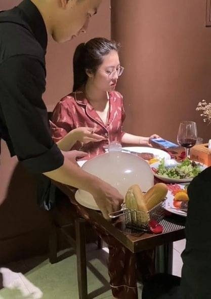 Thậm chí còn để mặt mộc, không cả đánh son. Trái với bạn gái, chàng trai mặc so mi đóng thùng lịch sự.