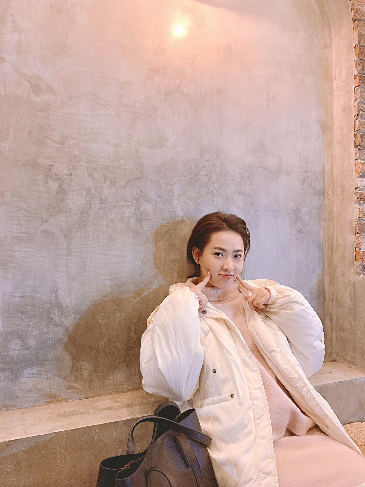 Trong công việc, Minh Trang rất nghiêm túc. Thế nhưng cô nàng tự nhận bản thân là người nhí nhảnh nhưng hơi ngốc nghếch trong cuộc sống.