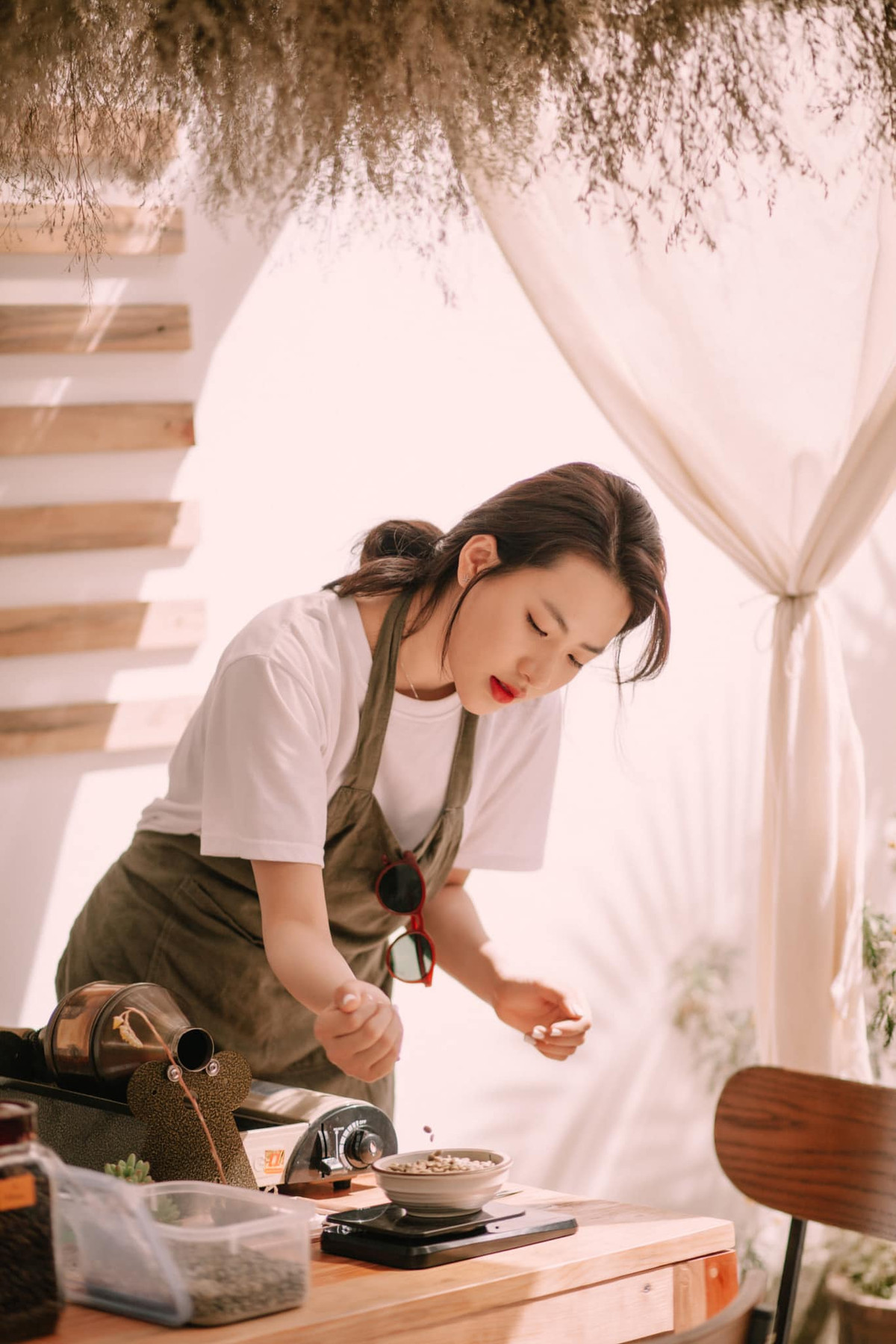 Minh Trang có đôi mắt sáng, khuôn mặt thanh thoát, sống mũi cao và đặc biệt là nụ cười tươi rói thu hút ánh nhìn của mọi người xung quanh.