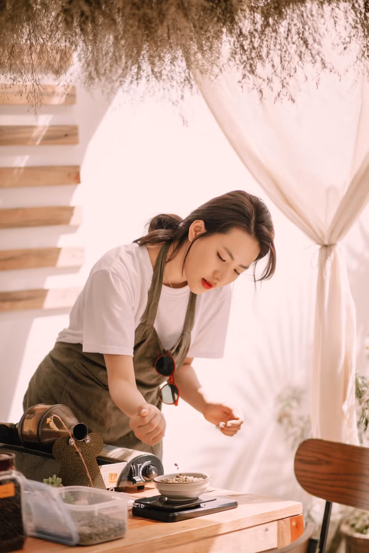 Minh Trang có đôi mắt sáng, khuôn mặt thanh thoát, sống mũi cao và đặc biệt là nụ cười tươi rói thu hút ánh nhìn của mọi người xung quanh.