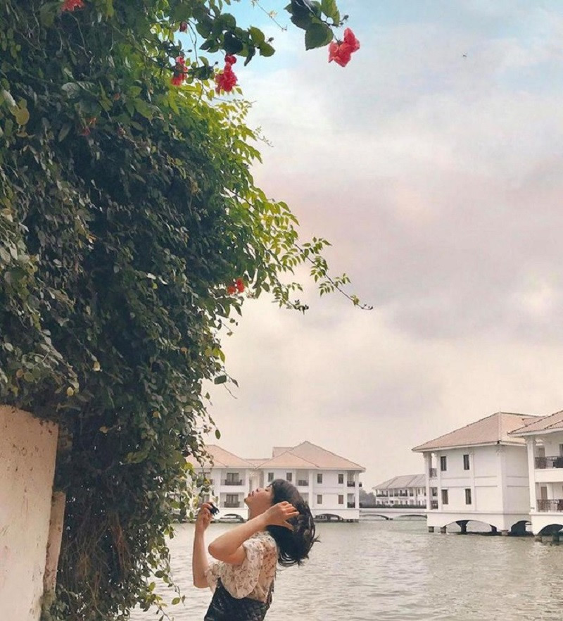 Theo thông tin này, view nhìn thẳng ra hồ giờ đã bị chắn bởi hàng rào và vô số gạch đá, vật liệu xây dựng. Nhiều bạn đoán rằng có lẽ nhà trong khu đang sửa sang và con ngõ sẽ sớm trở lại khang trang hơn để dân tình tha hồ chụp ảnh.