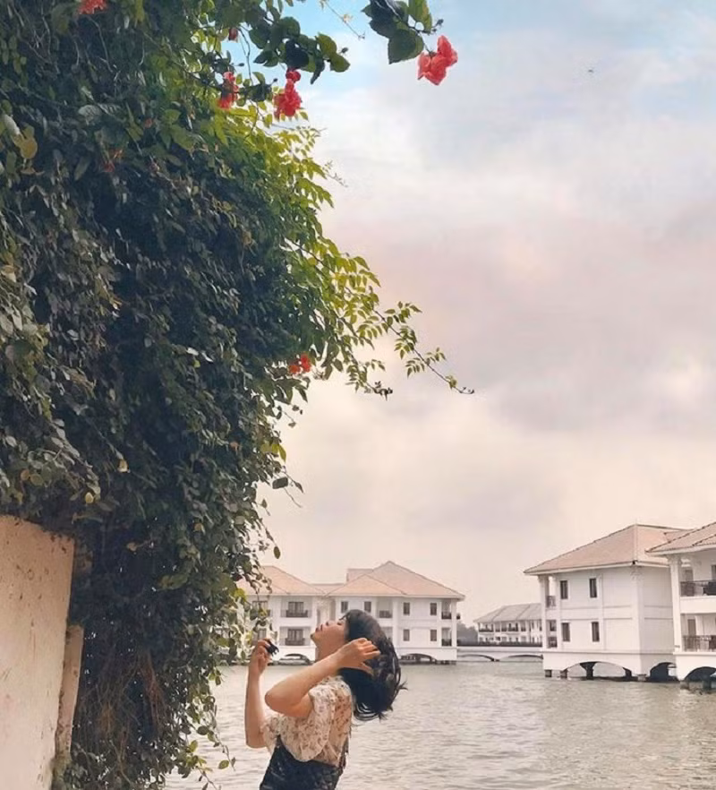 Theo thông tin này, view nhìn thẳng ra hồ giờ đã bị chắn bởi hàng rào và vô số gạch đá, vật liệu xây dựng. Nhiều bạn đoán rằng có lẽ nhà trong khu đang sửa sang và con ngõ sẽ sớm trở lại khang trang hơn để dân tình tha hồ chụp ảnh.