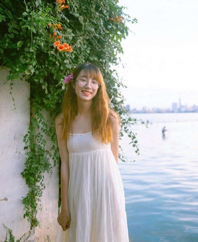 Không chỉ có tầm nhìn đẹp, hai bên bờ tường cũ kỹ trong còn ngõ còn được phủ kín cây xanh và hoa giống hệt những con hẻm xinh đẹp trong bộ phim hoạt hình Nhật Bản.