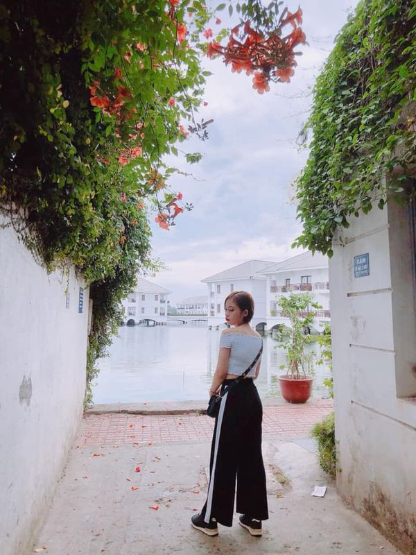 Sau khi được tìm ra, con ngõ nhỏ trở thành địa điểm hot để check-in Hồ Tây lộng gió, mỗi ngày có rất đông các bạn trẻ tới đây chụp ảnh, đông đúc từ sáng tới tận tối khuya.