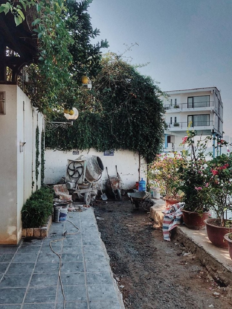 Dù không biết là tạm thời "đóng cửa" hay bị "xoá sổ" vĩnh viễn nhưng việc không thể chụp ảnh trong con ngõ cực tình này tại Hồ Tây khiến nhiều bạn vô cùng tiếc nuối.