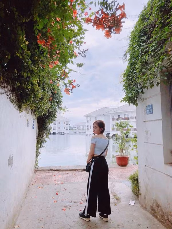 Sau khi được tìm ra, con ngõ nhỏ trở thành địa điểm hot để check-in Hồ Tây lộng gió, mỗi ngày có rất đông các bạn trẻ tới đây chụp ảnh, đông đúc từ sáng tới tận tối khuya.