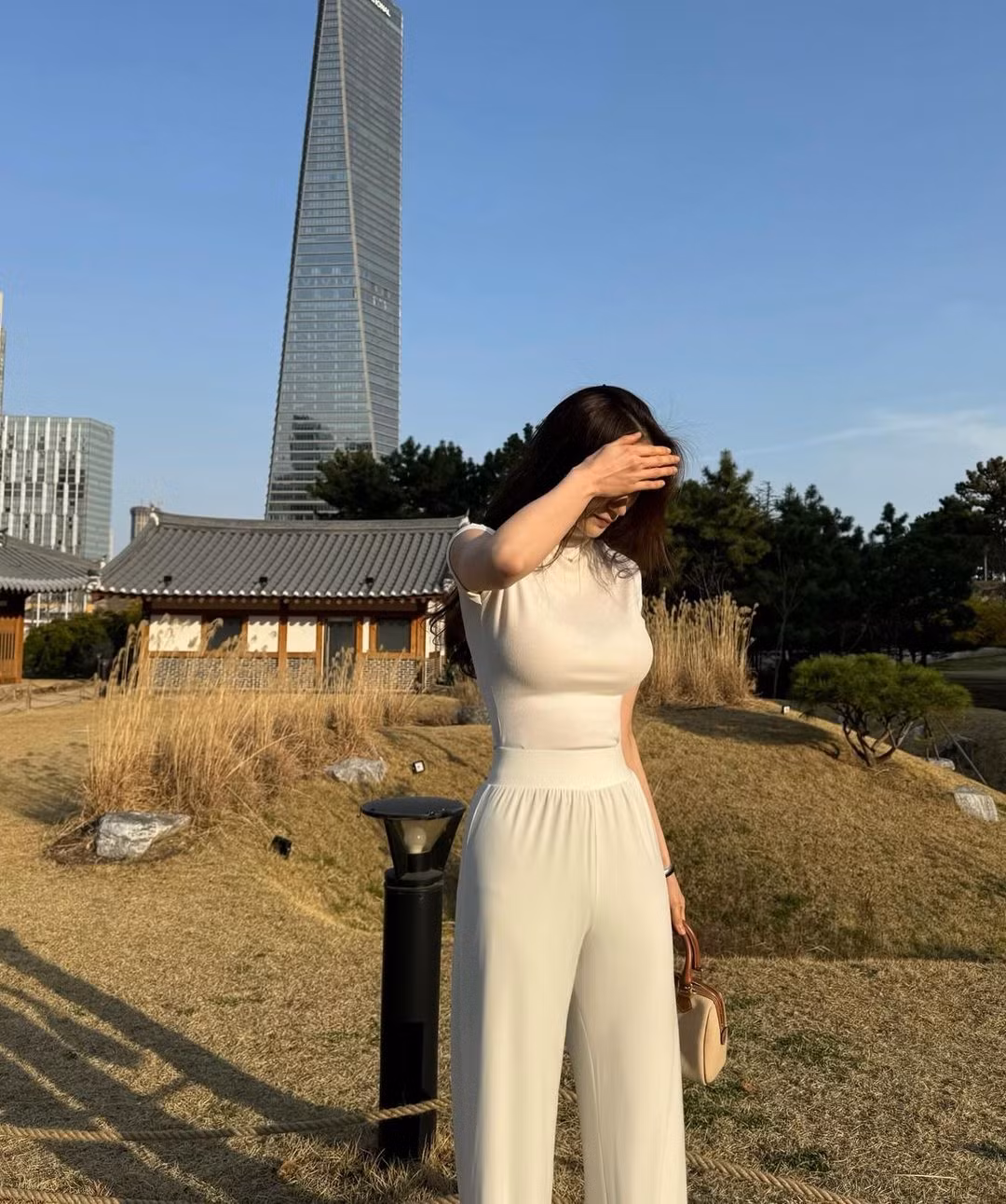 Ngoài ra, cô còn có đôi chân dài nuột nà là niềm mơ ước của bao người