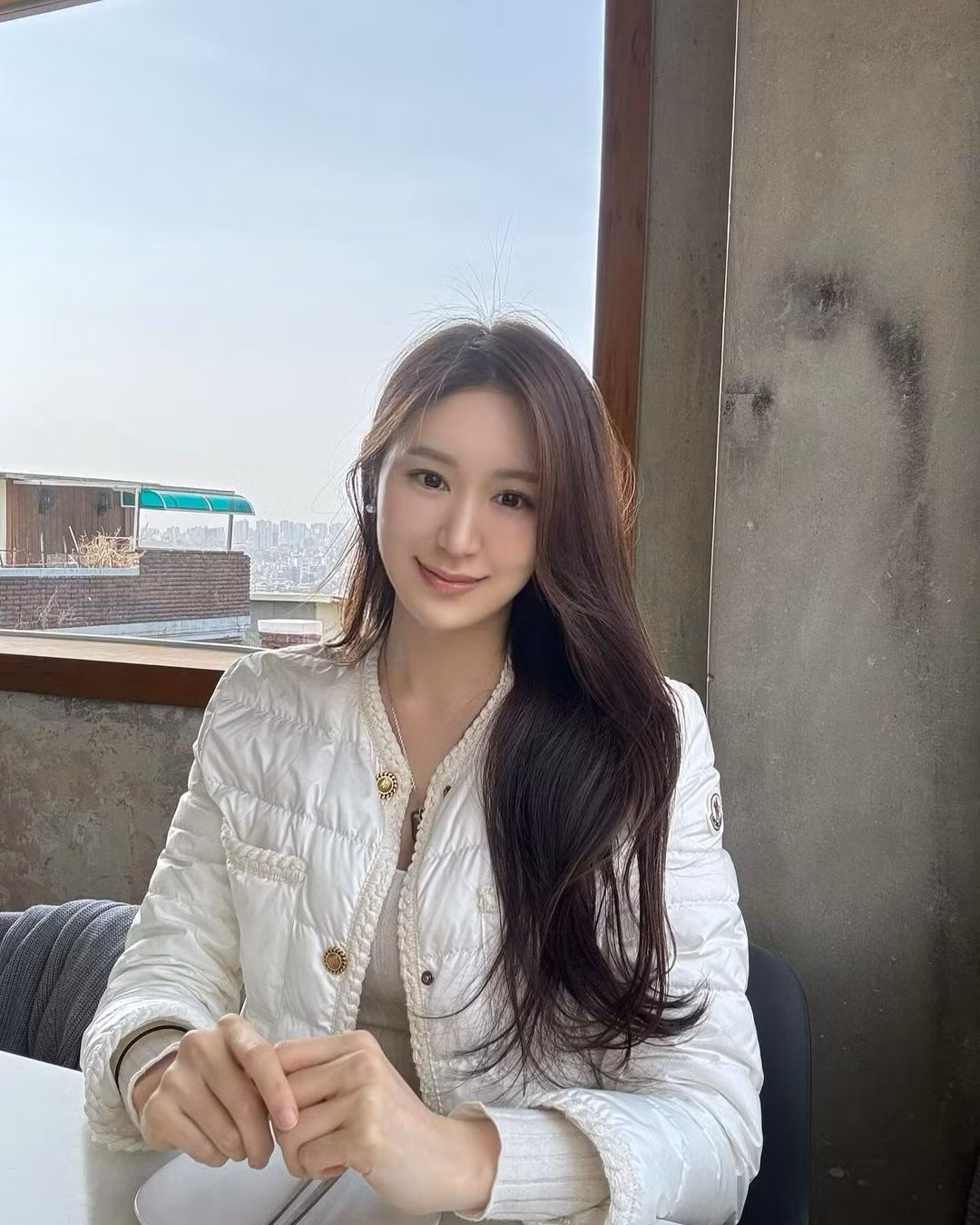 ở hữu lợi thế vóc dáng, Lee Bora có thể thoải mái mặc bất cứ bộ trang phục nào.