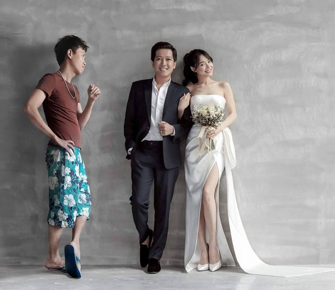 Được biết Mai Xuân Huy sinh năm 1989, hiện làm công việc chụp sản phẩm và thiết kế hình quảng cáo cho một công ty trang sức tại Buôn Ma Thuột và là quản trị viên của một group về photoshop.