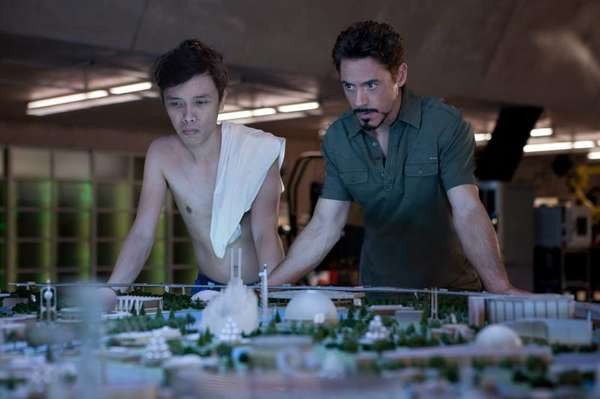 Điểm ấn tượng trong mỗi bức ảnh chế của Huy đó chính là hình ảnh về một thanh niên quần hoa, áo sơ mi phanh ngực xuất hiện bên cạnh các ca sĩ, diễn viên nổi tiếng, thậm chí là trong các ảnh của phim điện ảnh bom tấn thế giới.