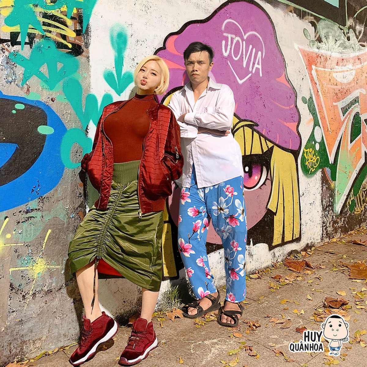 Huy Quần Hoa, tên thật là Mai Xuân Huy anh chàng này đã tạo ra rất nhiều tấm ảnh hài hước mãn nhãn cư dân mạng, nhiều người gọi anh với cái tên vui nhộn là "thánh photoshop".