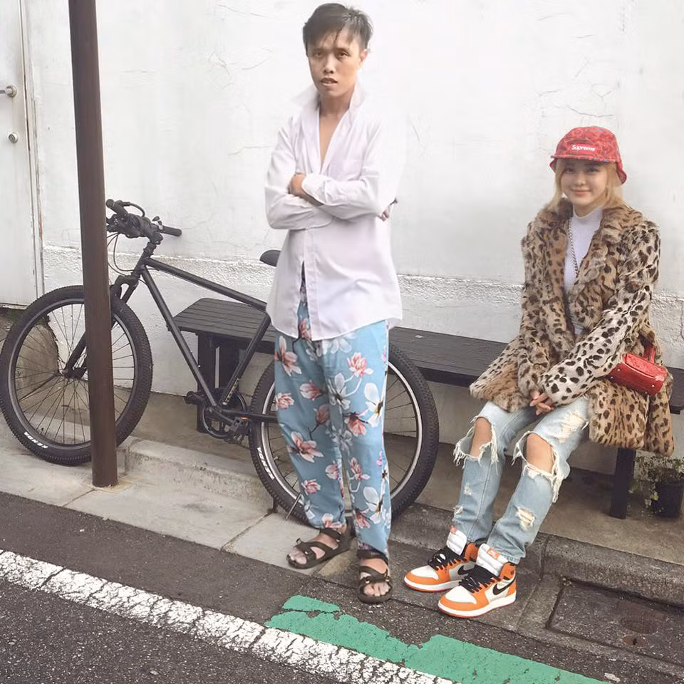 Mọi hình ảnh, dáng đứng, ngồi cũng được Huy Quần Hoa sáng tạo cắt ghép cứ ngỡ đây là cuộc hẹn hò thật sự của anh với Soda.