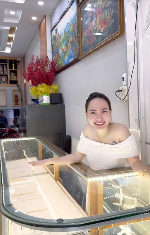 Trang cá nhân của Như Huỳnh là những đoạn clip ngắn hài hước về cuộc sống hàng ngày cũng như công việc kinh doanh tiệm vàng của gia đình.