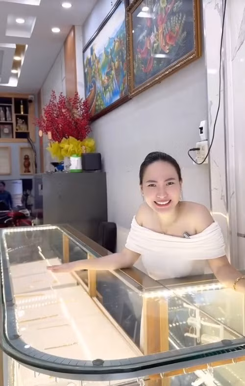 Trang cá nhân của Như Huỳnh là những đoạn clip ngắn hài hước về cuộc sống hàng ngày cũng như công việc kinh doanh tiệm vàng của gia đình.