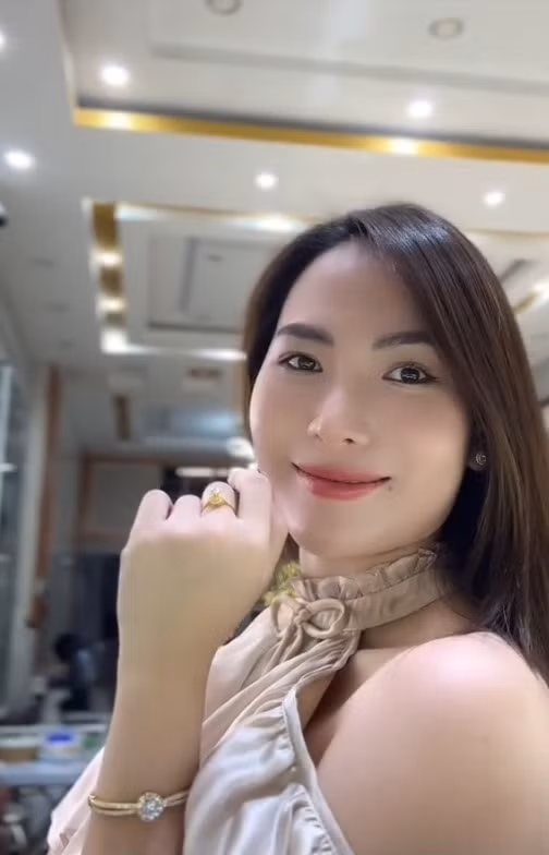 Nhiều người nhận xét rằng sau khi cưới, cô nàng ngày càng ra dáng và khí chất một phu nhân nhà hào môn.