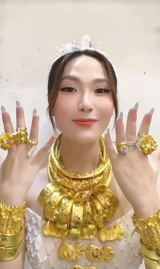 Cô dâu trong đám cưới chấn động này chính là Như Huỳnh (sinh năm 1999), hay còn gọi là Út Huỳnh. Chú rể là Trung Tính (sinh năm 1999), con trai út của một gia đình bán vàng nức tiếng Cần Thơ.