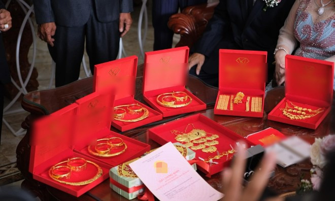 Sau khi cưới, Như Huỳnh chia sẻ cả hai vợ chồng cùng đi làm ngoài một thời gian để có thêm kinh nghiệm, sau đó mới quay về học nghề và phụ giúp công việc kinh doanh của gia đình.