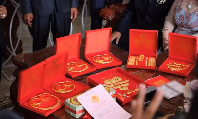 Sau khi cưới, Như Huỳnh chia sẻ cả hai vợ chồng cùng đi làm ngoài một thời gian để có thêm kinh nghiệm, sau đó mới quay về học nghề và phụ giúp công việc kinh doanh của gia đình.