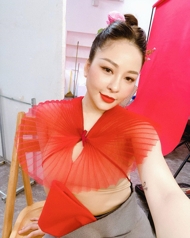 Đây không phải lần đầu tiên hot girl quê Thanh Hoá lộ bụng tròn trịa, trước đó, khi diện trang phục bó sát màu nude, cô nàng đã khiến dân mạng khóc thét vì thân hình phì nhiêu, ú nu hơn hẳn so với hồi mới nổi tiếng.