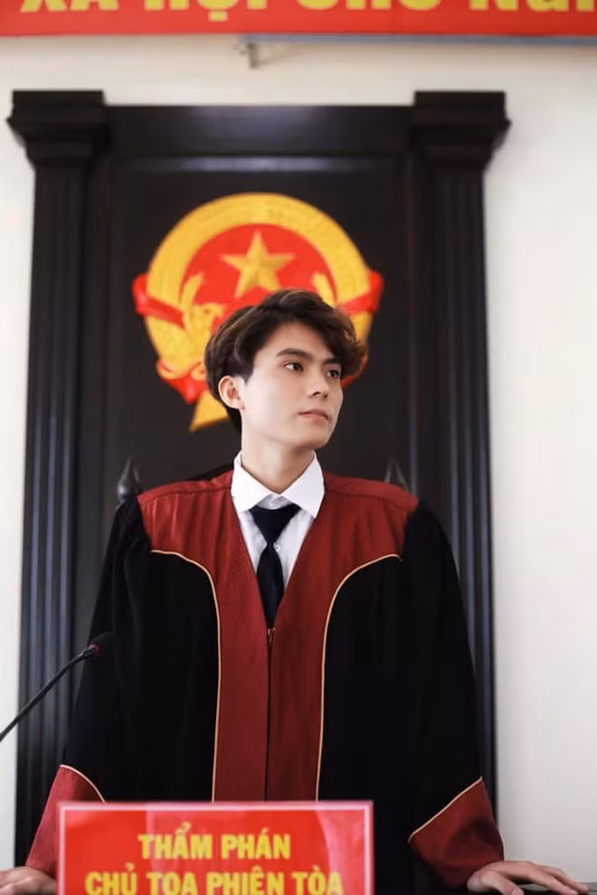 Sau khi nổi tiếng trên MXH, Hoàng Việt Anh nhận về hàng loạt từ ngữ khen ngợi nhan sắc. Tuy vậy, anh chàng rất khiêm tốn không thừa nhận điều đó.