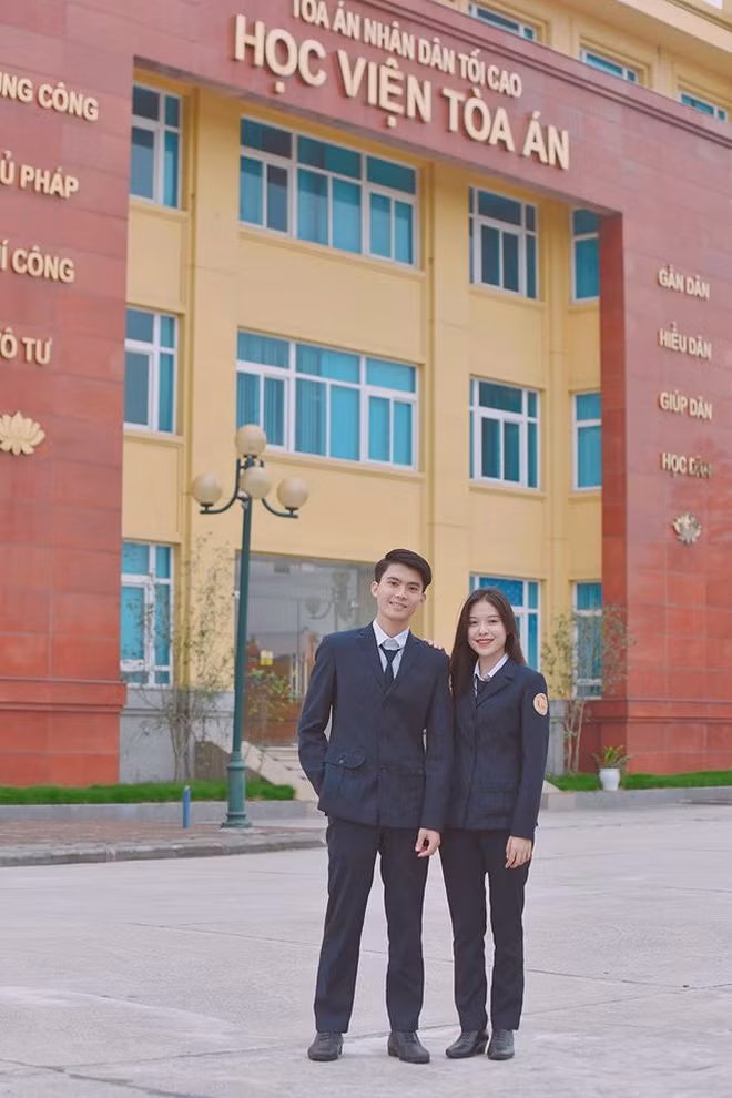 Hiện tại, "chàng thẩm phán điển trai" vẫn đang độc thân.