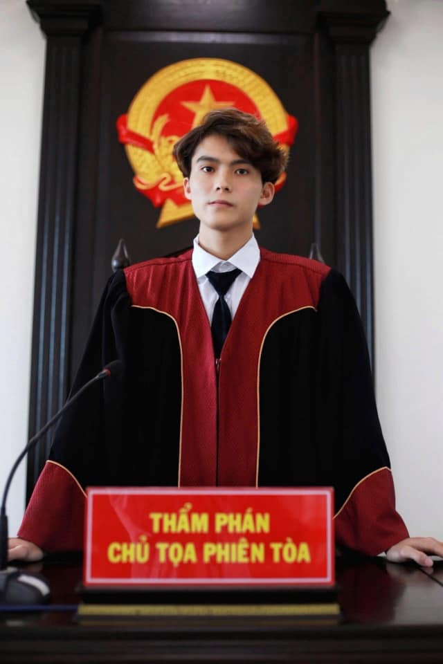 Chỉ sau ít phút được cư dân mạng truy lùng, danh tính "chàng thẩm phán điển trai" đã được tìm ra. Theo đó, chàng trai này có tên là Hoàng Việt Anh, sinh năm 1999 và hiện đang là sinh viên Học viện Tòa án Hà Nội.