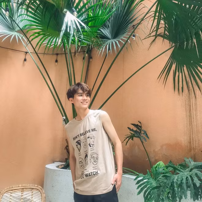 Nam sinh này được nhận xét là hoà đồng, vui vẻ, tử tế, biết lắng nghe, có phần hài hước và luôn nhiệt tình trong các cuộc chơi.