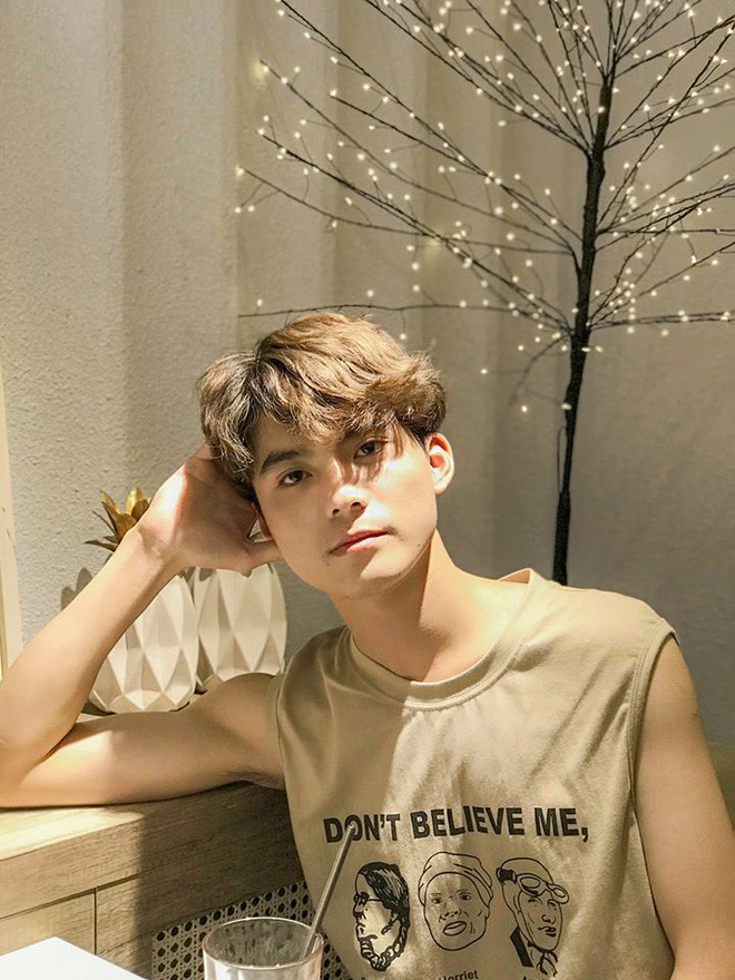 Việt Anh cao 1m74 nặng 60kg, thuộc cung Ma Kết.