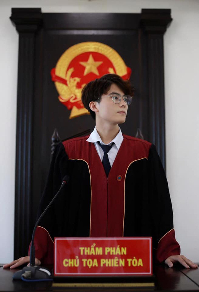 Nói về loạt ảnh diện trang phục thẩm phán, Việt Anh từng chia sẻ đây là ảnh chụp tại buổi diễn án của môn Tố tụng Hình sự tại trường.