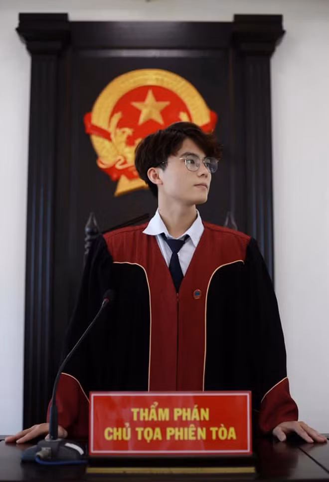 Nói về loạt ảnh diện trang phục thẩm phán, Việt Anh từng chia sẻ đây là ảnh chụp tại buổi diễn án của môn Tố tụng Hình sự tại trường.