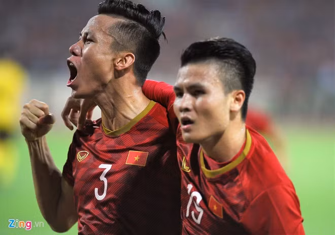 Từ pha ăn mừng này, Quang Hải được dân mạng phong danh hiệu “thánh cà khịa” mới trong hội cầu thủ. Nhiều người hâm mộ đùa rằng chân sút 22 tuổi chính thức được kết nạp vào hội “cà khịa” cùng với đội trưởng tuyển Việt Nam Quế Ngọc Hải. “Song Hải” cũng là cặp cầu thủ được đông đảo người hâm mộ gọi tên trong chiến thắng trước Malaysia trên sân Mỹ Đình. Ảnh: Kiệt Trần.