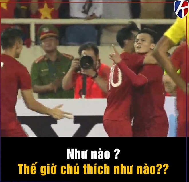Ngay sau khi ghi bàn trong trận thắng Malaysia 1-0 tại vòng loại World Cup 2022 tối 10/10, cầu thủ khoác áo số 19 vừa chạy về phía các đồng đội vừa đưa ngón tay trỏ lên trời, ra hiệu im lặng. Hành động của Quang Hải khiến dân mạng liên tưởng đến phong cách ăn mừng bàn thắng kiểu “dằn mặt đối thủ” của đàn anh Hải Quế. Ảnh: Kênh thế thao.