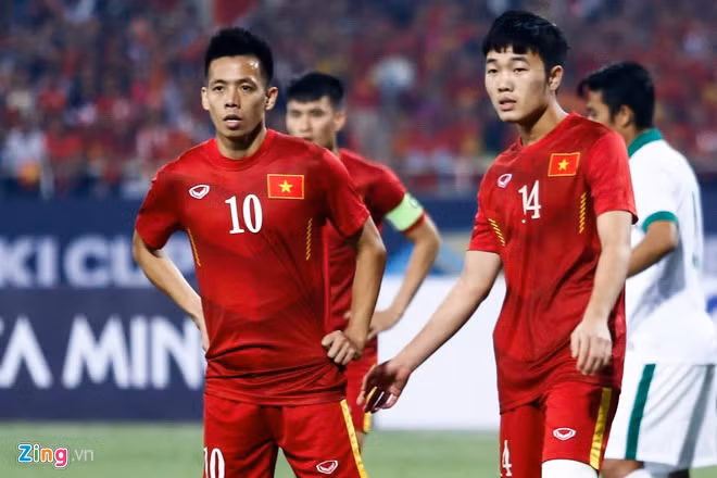 Đội trưởng dưới thời HLV Park Hang-seo còn có tiền đạo Nguyễn Văn Quyết (ASIAD 18, AFF Cup 2018) và tiền vệ Lương Xuân Trường (U23 châu Á 2018). Hai thủ quân này không có hành động “gắt” như “song Hải” nhưng cũng được người hâm mộ nhớ đến với phong cách riêng. Trong khi tố chất thủ lĩnh của Văn Quyết toát ra từ phong cách lầm lì, ít nói, Xuân Trường được coi là “soái ca” trong lòng người hâm mộ khi luôn thể hiện sự quan tâm tới đồng đội từ sân cỏ tới ngoài đời. Ảnh: Minh Chiến.