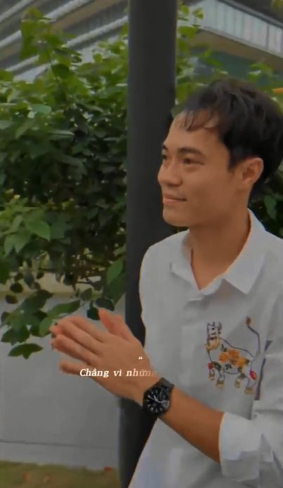 Mới đây, sau khi tham sự đám cưới của người anh em Quang Hải, Văn Toàn đã đăng tải một đoạn video lên trang cá nhân của mình với dòng cap: "Anh em ai cũng cưới vợ hết rồi.. bỏ lại tôi một mình lẻ loi..."