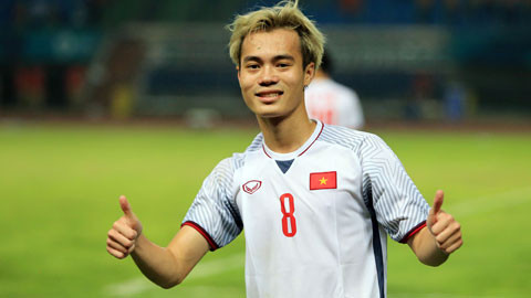 Nhìn lứa đồng đội dần thành gia lập thất, tiền đạo sinh năm 1996 cũng đang có vẻ lòng "nóng như lửa đốt", thế nhưng nhiều người hâm mộ khuyên anh: "Từ từ rồi tình yêu sẽ đến, duyên sẽ ập đến vào lúc ta không ngờ nhất".