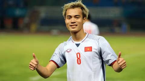 Nhìn lứa đồng đội dần thành gia lập thất, tiền đạo sinh năm 1996 cũng đang có vẻ lòng "nóng như lửa đốt", thế nhưng nhiều người hâm mộ khuyên anh: "Từ từ rồi tình yêu sẽ đến, duyên sẽ ập đến vào lúc ta không ngờ nhất".