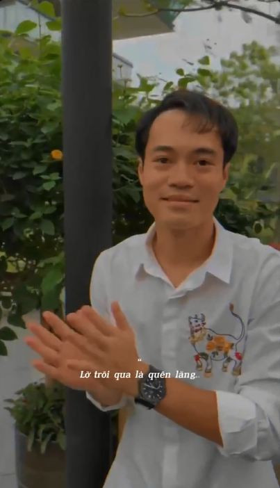 Đàn anh Quế Ngọc Hải cũng dìm Văn Toàn không thương tiếc. Tại lễ cưới Quang Hải, Ngọc Hải tung ảnh Văn Toàn cười tươi, đang cầm điện thoại quay lại những khoảnh khắc của cô dâu chú rể. “Không ai yêu nhìn ai cưới cũng ngưỡng mộ”, Quế Ngọc Hải nói về Văn Toàn.