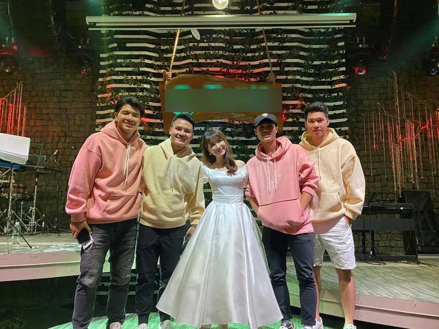 Vào đám cưới Quang Hải, cặp đôi bạn bè này cũng đã lên khuấy động không khi đám cưới với bài hát "bật tình yêu lên".