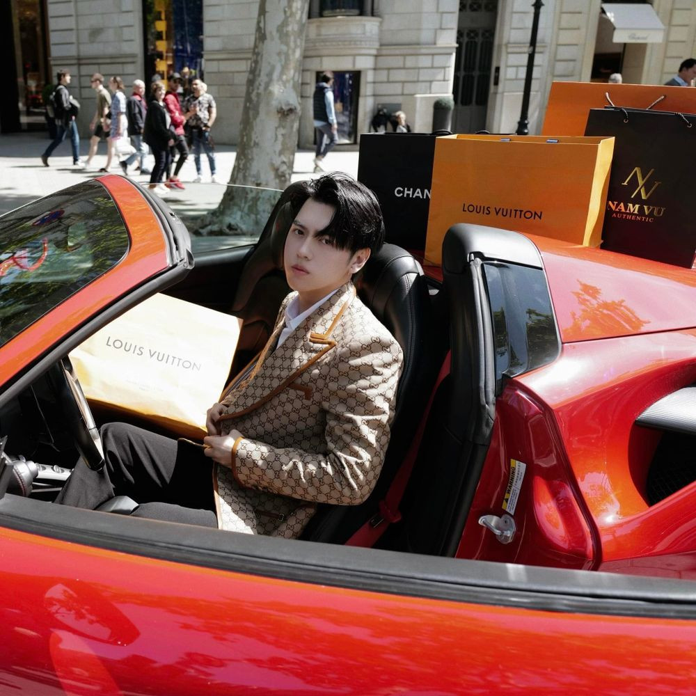 Bạn trai của Hương Nhi - Hải Nam là một thiếu gia thứ thiệt. Anh chàng từng đi học ở Pháp, hiện đang kinh doanh thời trang và đầu tư bất động sản.